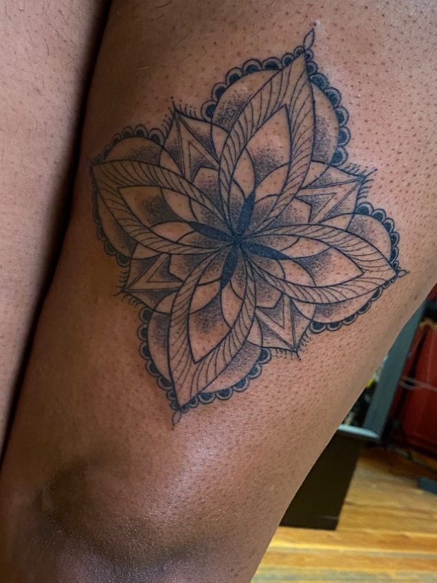 Ornamentales Mandala Tattoo mit floralen Elementen, Dotwork und feinen geometrischen Linien