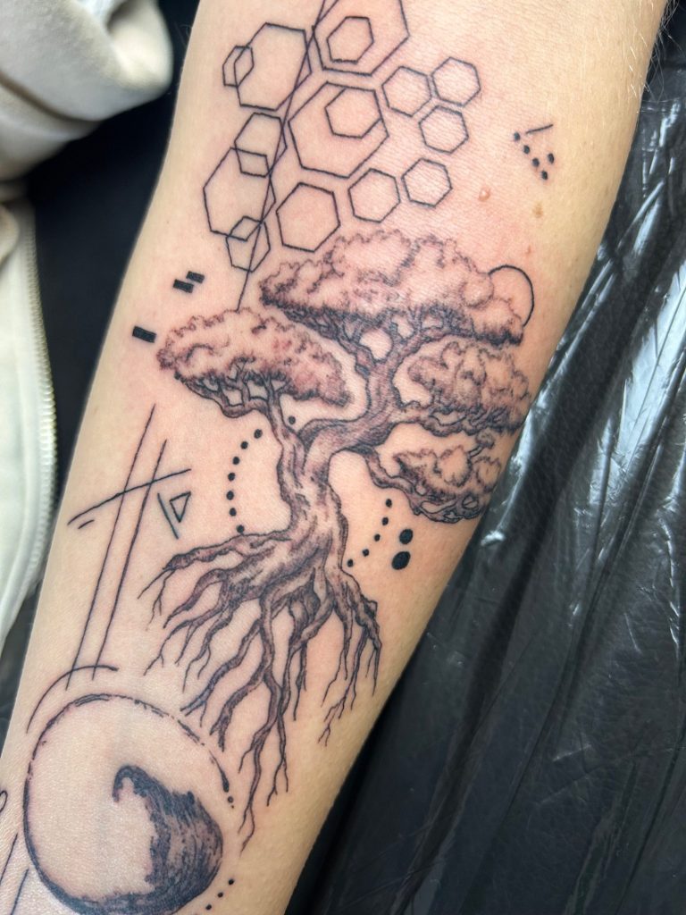 Baum Tattoo mit Wurzeln, geometrischen Elementen und abstrakten Linien