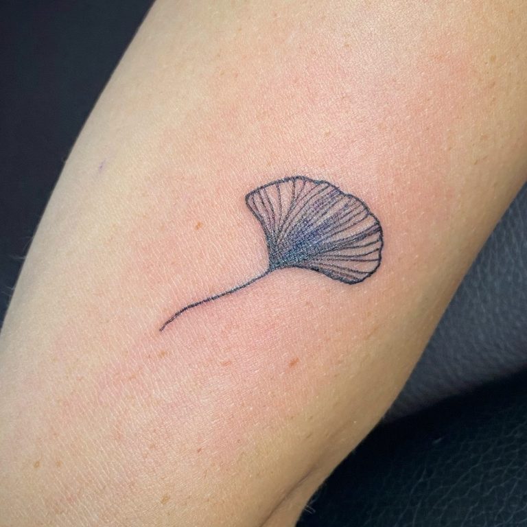 Kleines minimalistisches Ginkgo Tattoo mit feinen Linien