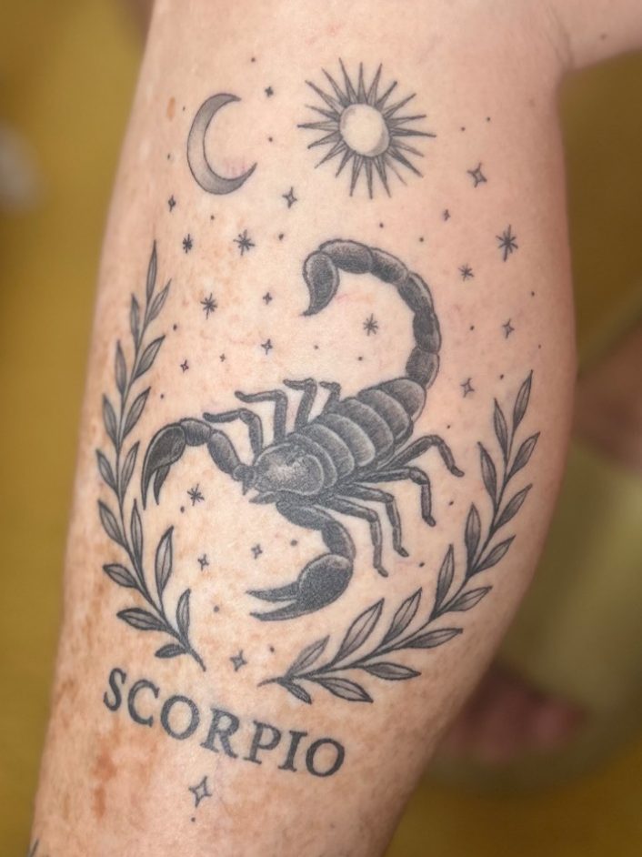 Skorpion Tattoo mit Sonne, Mond, Sternen und botanischen Elementen in Black and Grey