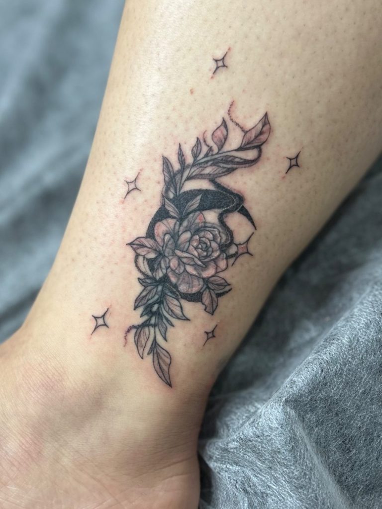 Fertiges florales Cover-up Tattoo mit Blüten und Blättern
