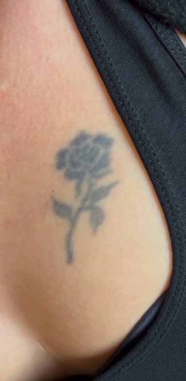 Verblasstes Rosen Tattoo vor dem Tattoo Refresh in Tattoostudio Köln