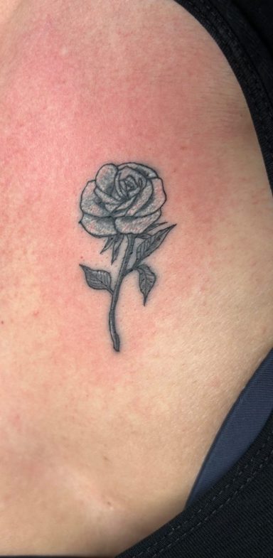 Aufgefrischtes Rosen Tattoo nach dem Tattoo Refresh