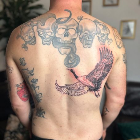 Cover-up Tattoo am Rücken während der Überarbeitung eines großflächigen alten Tattoos