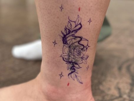 Stencil für ein florales Cover-up Tattoo über einem alten Tattoo