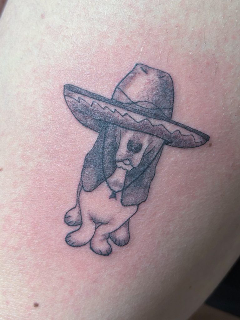 Kleines Basset Hound Tattoo mit Sombrero in feinem illustrativem Black and Grey Stil
