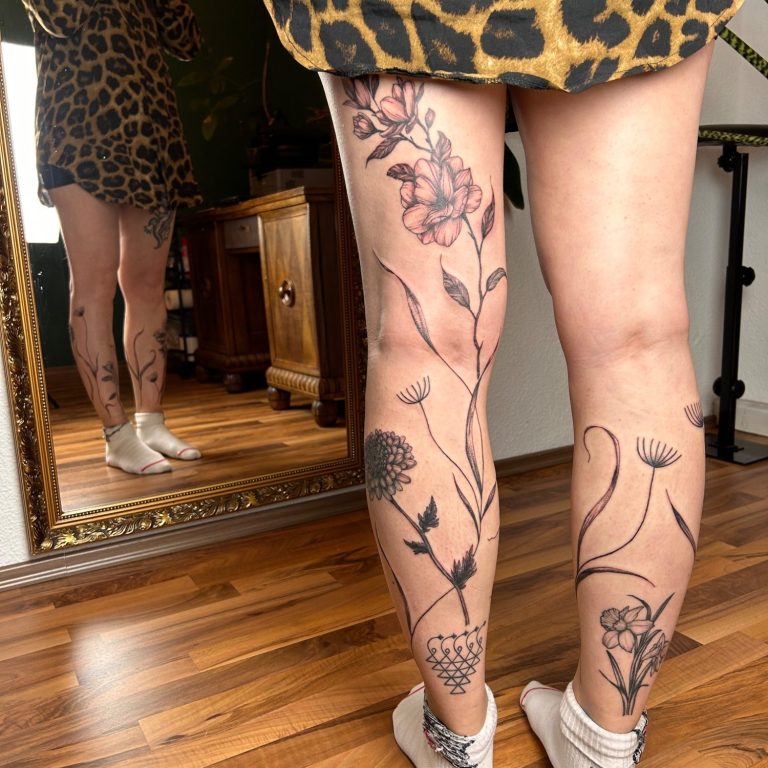 Fineline und florale Tattoos an den Beinen mit individuellen Pflanzenmotiven