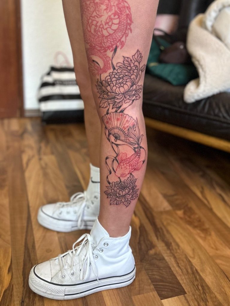 Florales Bein Tattoo mit Chrysanthemen, Fächer und Koi sowie roten Akzenten