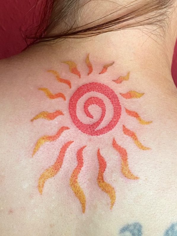 Minimalistisches Sonnen Tattoo in Rot, Orange und Gelb mit feinem Dotwork
