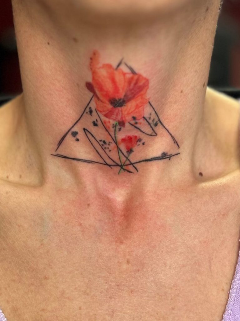 Mohnblumen Tattoo am Hals mit roten Blüten und abstrakten schwarzen Linien