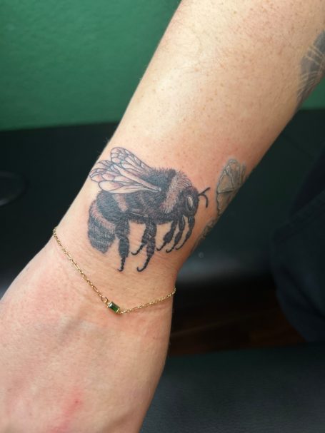 Black & Grey Bienen Tattoo am Unterarm mit feinen Details