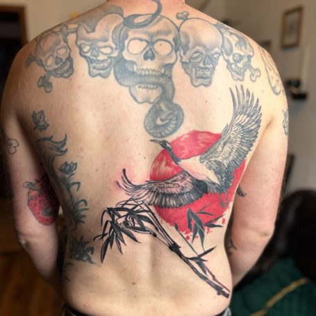 Großflächiges Rücken Cover-up Tattoo im Entstehungsprozess mit Kranichmotiv
