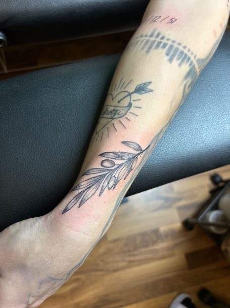 Botanisches Fineline Tattoo am Unterarm in Black and Grey