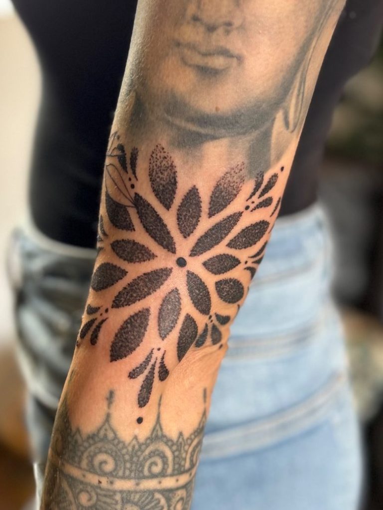 Geometrisches Dotwork Tattoo mit ornamentalem Muster und symmetrischen Formen am Unterarm