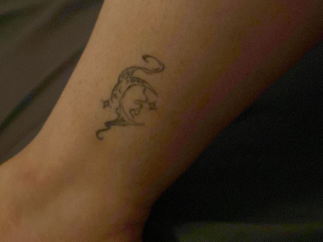 Altes kleines Tattoo vor dem floralen Cover-up